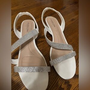 Women’s Size 11 White dressy sandal w/faux crystals.